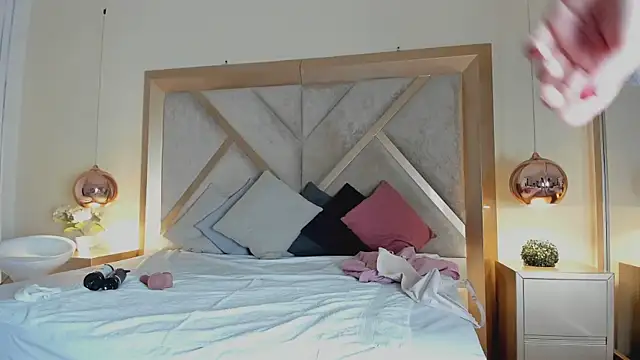 ElenaWatsonn online show from April 4, 2026, 8:04 pm