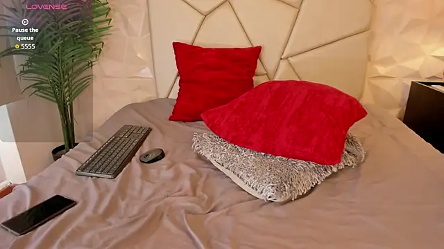 LittleZanee online show from January 13, 2026, 8:13 pm