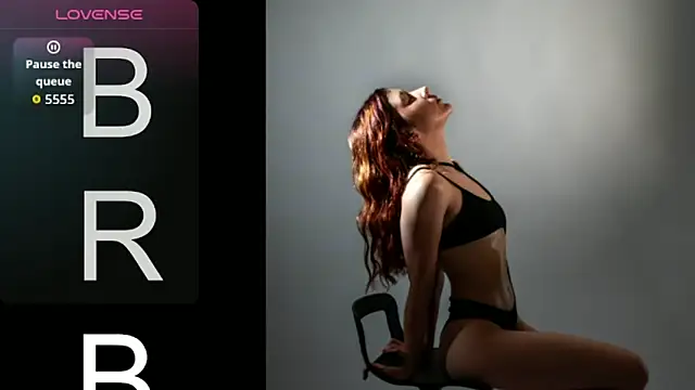 ElaRabbit online show from June 4, 2026, 8:02 pm