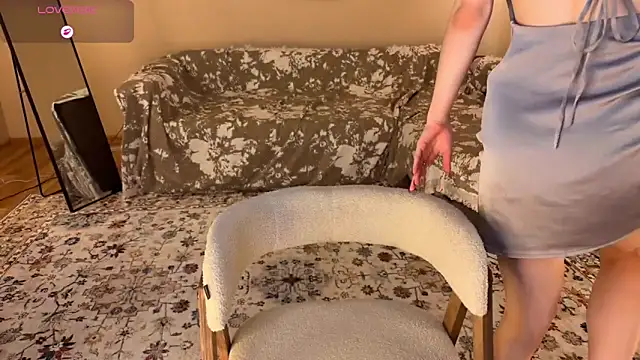 E1ara online show from April 13, 2026, 10:19 am