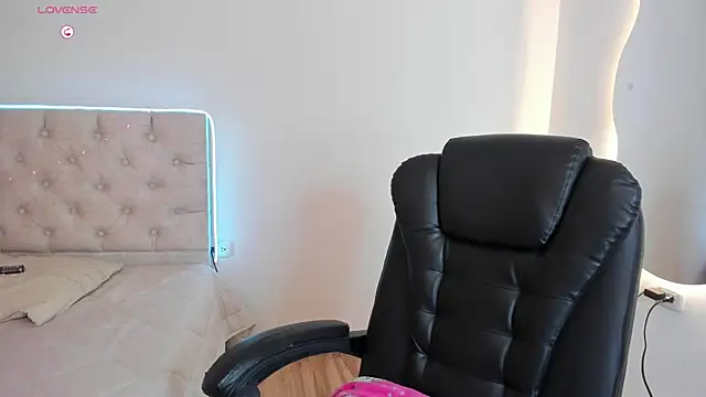 Diamond  cherry69 online show from February 18, 2026, 1:51 pm