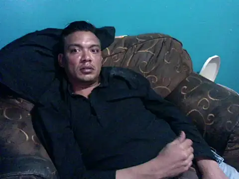 latinomoreno95 online show from May 15, 2026, 11:14 pm