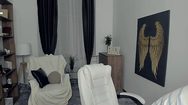 KristalCrowner online show from February 6, 2026, 7:21 pm