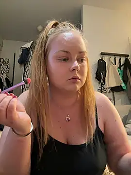Snapshot of sweet-iina chatting on July 6, 2026, 6:43 pm sweet-iina online show from July 6, 2026, 6:43 pm