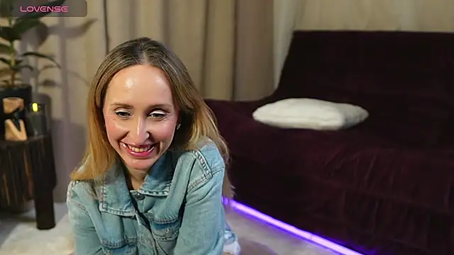 Emely Moon online show from April 9, 2026, 7:09 pm