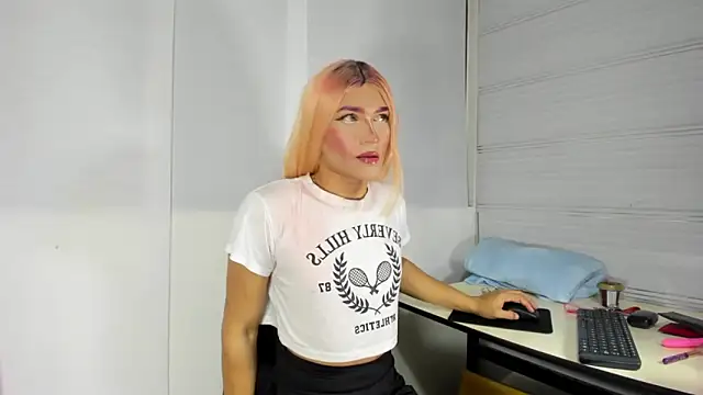 Snapshot of Sue_blue chatting on February 24, 2026, 1:17 am Sue blue online show from February 24, 2026, 1:17 am