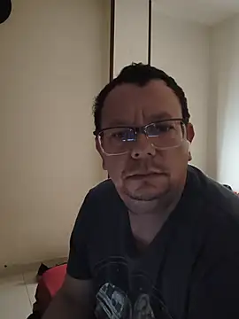 Snapshot of Tubebeermoso chatting on May 18, 2026, 12:22 am Tubebeermoso online show from May 18, 2026, 12:22 am