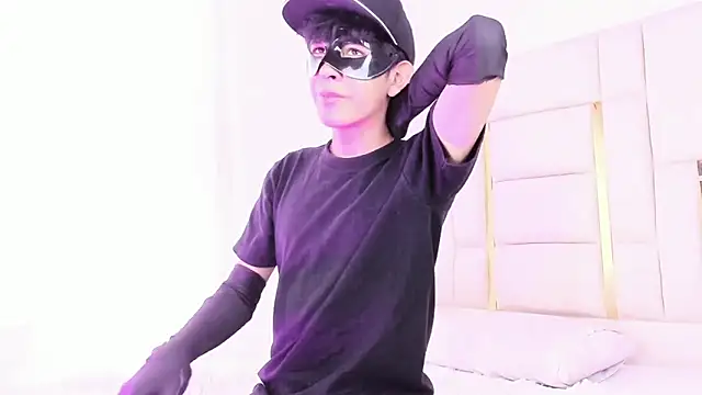 Snapshot of julian_xx chatting on June 15, 2026, 7:24 pm julian xx online show from June 15, 2026, 7:24 pm