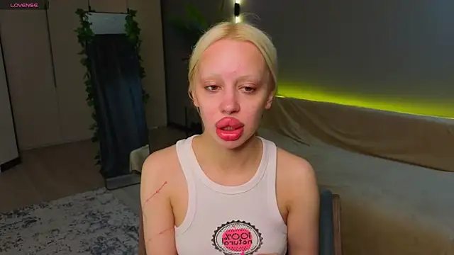 Snapshot of Luna_Beverly chatting on May 14, 2026, 8:17 pm Luna Beverly online show from May 14, 2026, 8:17 pm