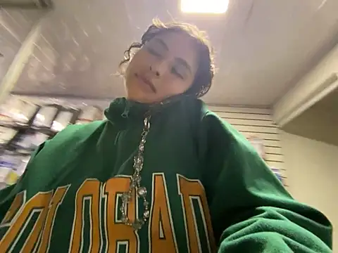 auroramooon online show from March 5, 2026, 11:10 pm