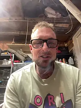 WIDBIGWHITECOCK online show from April 25, 2026, 3:31 am