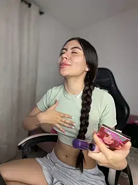 Stormi th online show from April 11, 2026, 5:04 am