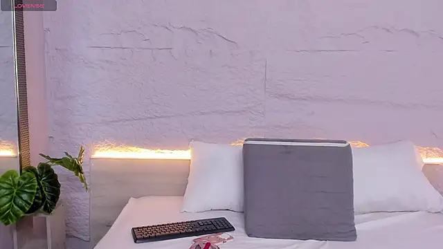 lanna 18  online show from February 10, 2026, 11:53 am