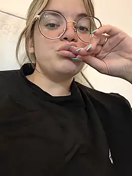 gisequeen online show from April 15, 2026, 9:15 pm