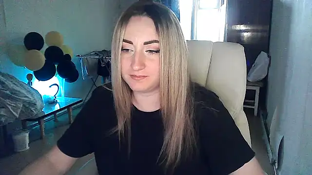 Snapshot of FoxyAnn12 chatting on June 15, 2026, 2:39 pm FoxyAnn12 online show from June 15, 2026, 2:39 pm