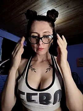 Nanucurlyxx online show from April 19, 2026, 11:22 am