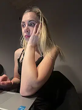 Snapshot of ElenaWhitmore chatting on June 4, 2026, 10:47 pm ElenaWhitmore online show from June 4, 2026, 10:47 pm