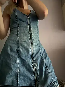 Snapshot of ElenaWhitmore chatting on August 5, 2026, 4:23 pm ElenaWhitmore online show from August 5, 2026, 4:23 pm