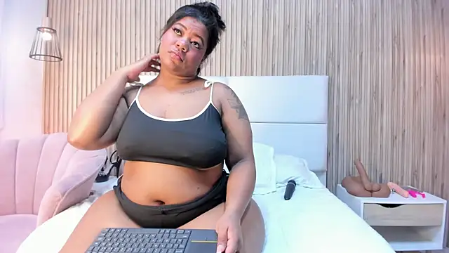 rachell queen  online show from February 17, 2026, 12:24 pm