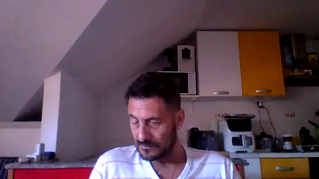 Snapshot of colosone chatting on May 18, 2026, 8:41 am colosone online show from May 18, 2026, 8:41 am