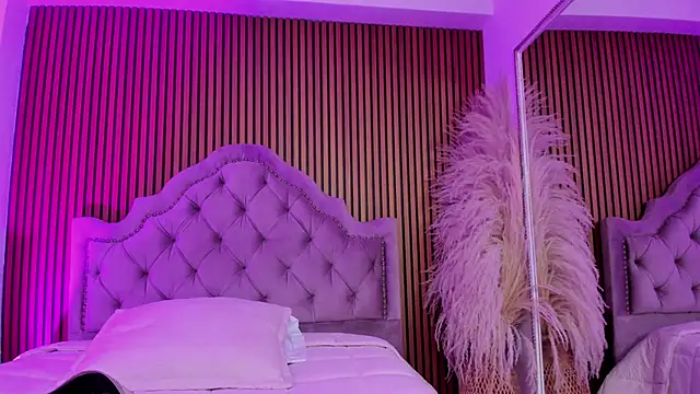 Violett hott  online show from March 11, 2026, 1:05 pm