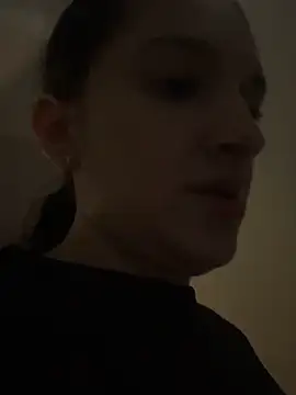 Violett hott  online show from April 16, 2026, 12:06 pm