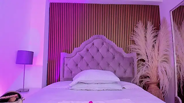 Violett hott  online show from March 1, 2026, 12:38 pm