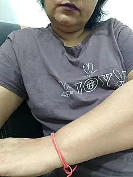 piryasharma005 online show from May 9, 2026, 6:55 pm