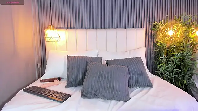 LunaKarther online show from February 7, 2026, 10:12 am