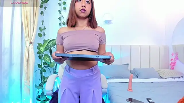 emily7  online show from March 28, 2026, 9:05 pm