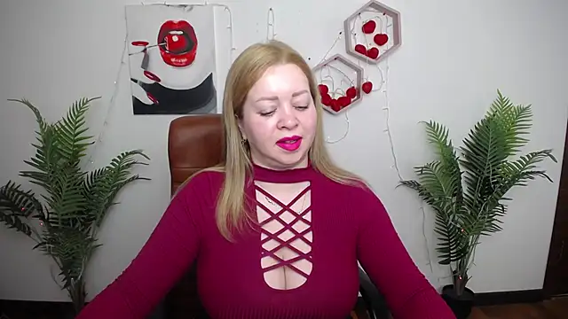 Snapshot of OliviaVerr chatting on April 24, 2026, 1:02 pm OliviaVerr online show from April 24, 2026, 1:02 pm