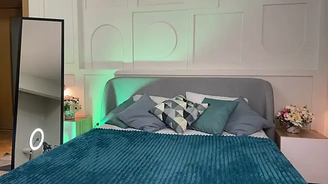  SilkyShadow  online show from April 19, 2026, 1:17 am