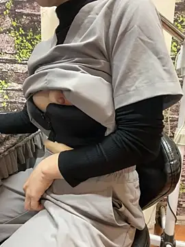 Snapshot of Bee_bee1 chatting on February 4, 2026, 7:36 am Bee bee1 online show from February 4, 2026, 7:36 am