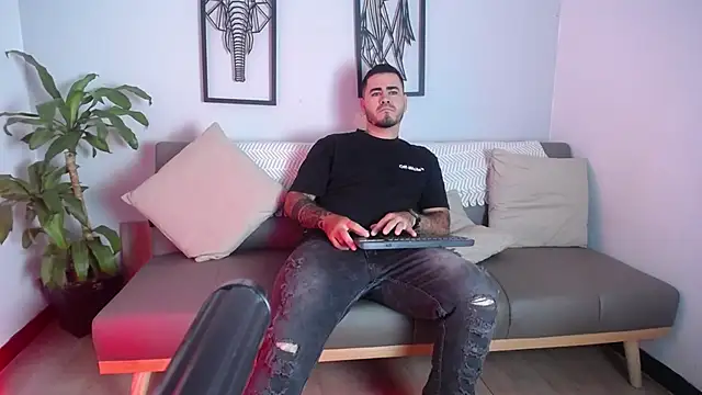 Aronhilton online show from January 14, 2026, 7:17 pm