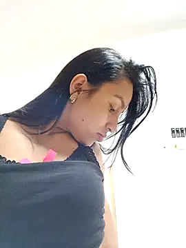 Snapshot of LunaRouuse_ chatting on February 6, 2026, 1:18 pm LunaRouuse online show from February 6, 2026, 1:18 pm