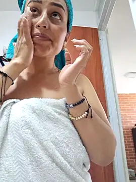 Snapshot of LunaRouuse_ chatting on February 21, 2026, 4:31 pm LunaRouuse online show from February 21, 2026, 4:31 pm