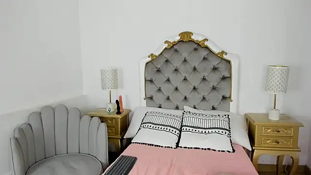 paulina lux online show from February 7, 2026, 2:25 pm