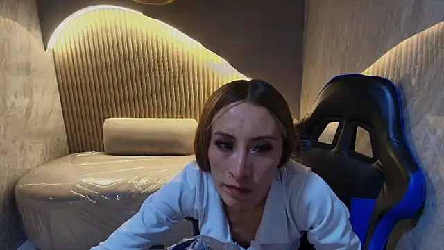 katalina r  online show from April 6, 2026, 7:48 pm