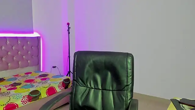 kitty violet11 online show from March 31, 2026, 10:34 pm