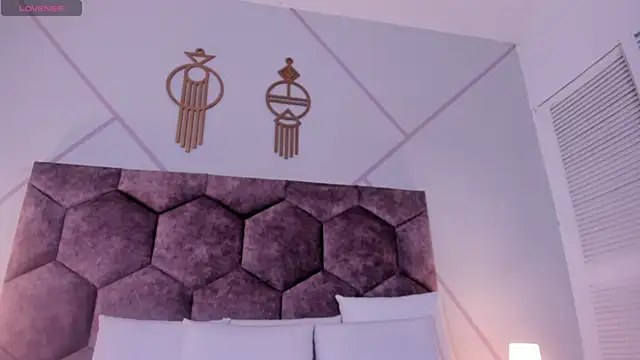 emily nova  online show from April 5, 2026, 12:01 pm