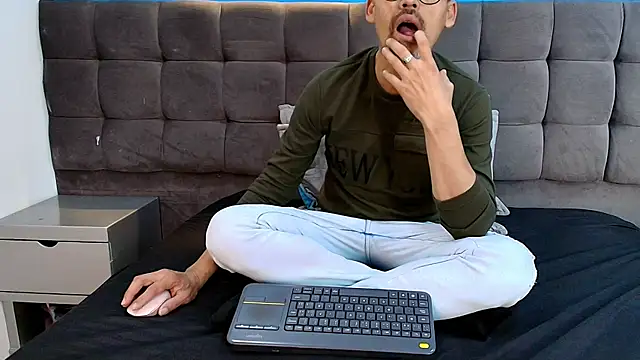 Oswalldo   online show from April 7, 2026, 11:45 am