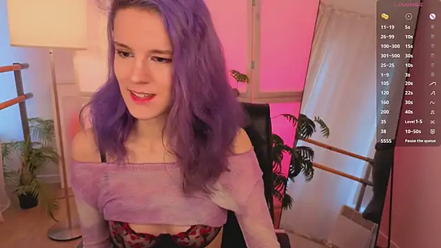 Snapshot of AuraLaunni chatting on February 15, 2026, 7:09 am AuraLaunni online show from February 15, 2026, 7:09 am