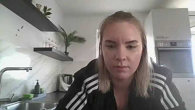 Snapshot of MinchenBienchen98 chatting on February 26, 2026, 3:01 pm MinchenBienchen98 online show from February 26, 2026, 3:01 pm