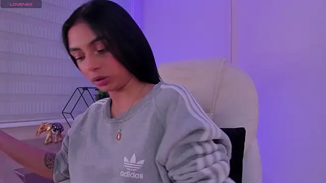 lilith petit  online show from April 18, 2026, 1:13 pm