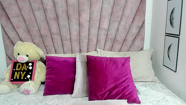 danibellucii  online show from April 12, 2026, 3:43 am