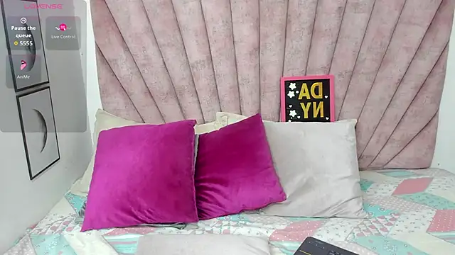 Snapshot of danibellucii_ chatting on February 19, 2026, 12:02 pm danibellucii online show from February 19, 2026, 12:02 pm