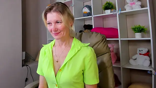 Julie Lucas online show from March 5, 2026, 1:02 am