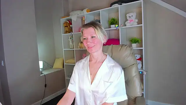 Snapshot of Julie_Lucas chatting on March 3, 2026, 2:40 am Julie Lucas online show from March 3, 2026, 2:40 am