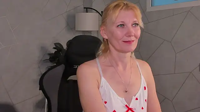 Julie Lucas online show from April 17, 2026, 12:35 am