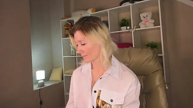 Snapshot of Julie_Lucas chatting on March 2, 2026, 3:07 am Julie Lucas online show from March 2, 2026, 3:07 am